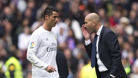 Zidane (phải) đã xong hợp đồng, còn chờ Ronaldo. Ảnh: Getty Images