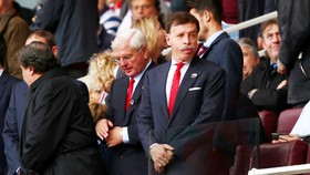 Stan Kroenke (phải) đang trở thành “kẻ thù” của chính CĐV Arsenal. Ảnh: Getty Images  