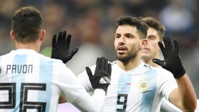 Sergio Aguero (trái) mừng bàn thắng trong màu áo đội tuyển. Ảnh: Getty Images   