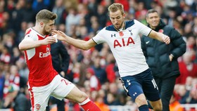 Cuộc chiến ở Emirates mang tính chất sống còn với cả Tottenham (phải) và Arsenal. Ảnh: Getty Images   