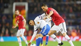 Man.United (đỏ) hướng đến chiến thắng trước Basel. Ảnh: Getty Images.