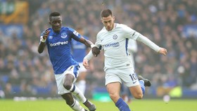 Eden Hazard (phải, Chelsea) trước sự bám sát của Idrissa Gueye (Everton). Ảnh: Getty Images