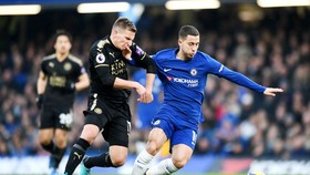 Eden Hazard (phải, Chelsea) đang quá tải gặp khó trước sự bám sát của Marc Albrighton (Leicester). Ảnh: Getty Images