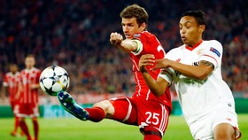 Bayern Munich (trái) dù gây thất vọng nhưng quan trọng là đã hoàn thành mục tiêu đi tiếp. Ảnh: Getty Images    