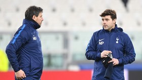HLV Mauricio Pochettino (phải) tin rằng Tottenham không xảy ra bất ổn nội bộ nào. Ảnh: Getty Images  