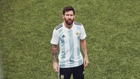 Ngay từ nhỏ, Messi đã không có duyên với quê nhà Argentina. Ảnh: Soccer Laduma