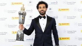 Mohamed Salah với giải thưởng Cầu thủ xuất sắc nhất của PFA. Ảnh: Daily Express