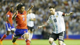 Lionel Messi (phải) đã phát đi tín hiệu cảnh báo về phong độ bằng cú hat-trick. Ảnh: Getty Images    