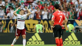 Javier Hernandez mừng bàn thắng thứ 50 cho tuyển Mexico.  Ảnh: Getty Images