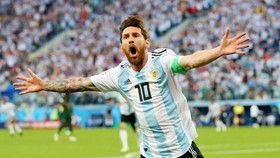 Lionel Messi phấn khích với bàn thắng đầu tiên trên đất Nga. Ảnh: Getty Images  