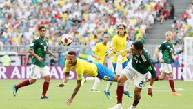 Một tình huống Neymar bị phạm lỗi ở trận thắng Mexico. Ảnh: Getty Images