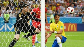 Thiago Silva (Brazil) tiếc rẻ nhìn đường bóng dội cột trong những phút đầu trận. Ảnh: GETTY IMAGES 