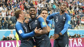 Trung vệ Samuel Umtiti (giữa) đã sắm vai người hùng của tuyển Pháp. Ảnh: Getty Images