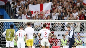 HLV Gareth Southgate và người hâm mộ Anh động viên cầu thủ sau thất bại. Ảnh: Getty Images