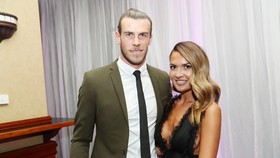Bale và vị hôn thê đã hoãn đám cưới. Ảnh WENN.com