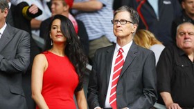 Chủ sở hữu John W. Henry (phải) quyết tâm đưa Liverpool trở lại đỉnh cao. Ảnh: Getty Images