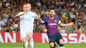 Lionel Messi ghi bàn trước sự bất lực của hàng phòng ngự PSV Eindhoven. Ảnh: Getty Images  