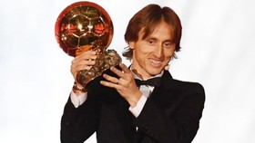 Luka Modric hạnh phúc bên giải thưởng Quả bóng vàng. Ảnh: Getty Images  