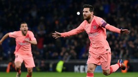 Lionel Messi tiếp tục viết nên lịch sử bằng những kỹ năng kỳ diệu. Ảnh: Getty Images  