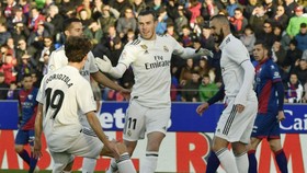 Gareth Bale mừng bàn thắng duy nhất trước Huesca. Ảnh: AP  