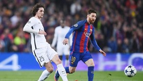Adrien Rabiot (trái) sẽ là động đội của Lionel Messi mùa tới? Ảnh: Getty Images    