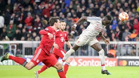 Sadio Mane tung cú đấm quyết định giúp Liverpool hạ gục Bayern Munich. Ảnh: The Sun
