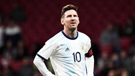 Dáng vé chán nản của Lionel Messi trong lần đầu tiên trở lại đội tuyển. Ảnh: Getty Images    