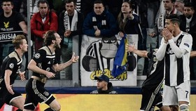Cristiano Ronaldo và người hâm mộ Juve ngỡ ngàng trước niềm vui chiến thắng của Ajax. Ảnh: Getty Images      