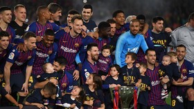 Lionel Messi ghi bàn và cùng đồng đội ăn mừng chức vô địch. Ảnh: Getty Images        