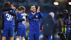 Eden Hazard chào người hâm mộ Chelsea sau trận bán kết lượt về Europa League. Ảnh: Getty Images