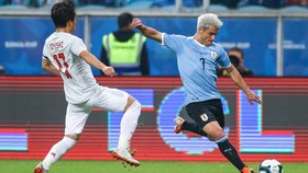 Nhật Bản (trái)) đã gây sốc khi ngăn cản đà thắng của ứng viên Uruguay. Ảnh: Goal.com