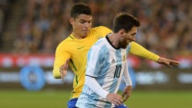 Thiago Silva thừa nhận luôn khó khăn khi kèm Lionel Messi. Ảnh: Getty Images  