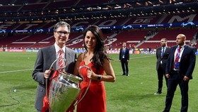 John W. Henry và vợ hào hứng với chức vô địch Champions League. Ảnh: Getty Images    