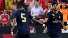 Marco Asensio (phải) mừng bàn thắng chỉ vài phút trước khi chấn thương xảy ra. Ảnh: Getty Images