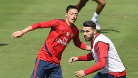 Mesut Oezil (trái) và Sead Kolasinac gặp rắc rối khi vừa trở về sau chuyến tập huấn tại Mỹ. Ảnh: Daily Mail