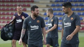 Lionel Messi và Suarez trao đổi sau buổi tập vào thứ hai. Ảnh: Getty Images