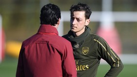 Mesut Oezil đang dần thấy tương lai ở Arsenal khép lại. Ảnh: Getty Images  