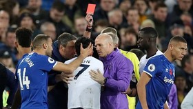 Trọng tài Martin Atkinson thay đổi quyết định rút thẻ đỏ với Son Heung-min. Ảnh: Getty Images
