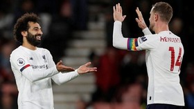 Những trụ cột như Jordan Henderson hay Mohamed Salah được duy trì thể trạng tốt đang giúp Liverpool. Ảnh: Getty Images