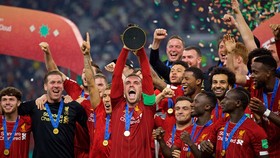 Liverpool sẽ còn mạnh hơn khi ngực trái xuất hiện thương hiệu tài trợ mới từ mùa tới. Ảnh: Getty Images    