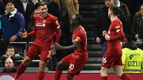 Roberto Firmino mừng bàn thắng đưa Liverpool đến gần thêm với chức vô địch. Ảnh: Getty Images    