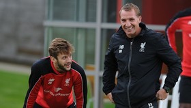 Adam Lallana và HLV Brendan Rodgers hợp tác ngắn ngủi ở Liverpool. Ảnh: Getty Images