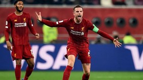 Theo Andrew Robertson, đội trưởng Jordan Henderson là chỗ dựa tinh thần của cầu thủ Liverpool. Ảnh: Getty Images