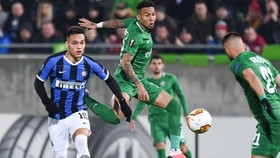 Trận lượt về vòng 1/16 Europa League giữa Inter và Ludogorets (phải) sẽ không có khán giả. Ảnh: Getty Images