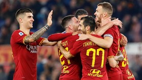 Cầu thủ AS Roma tình nguyện không nhận khoản tiền lương 4 tháng cuối mùa. Ảnh: Getty Images   