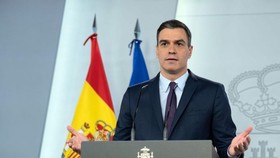 Thủ tướng Tây Ban Nha, Pedro Sanchez tin La Liga sẽ sớm trở lại. Ảnh: Getty Images