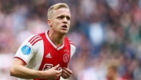 Donny van de Beek nằm trong hàng loạt ngôi sao sẵn sàng rời Ajax. Ảnh: Getty Images