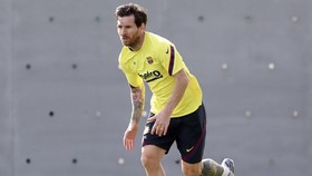 Lionel Messi lặng lẽ tập riêng trong thời điểm vẫn tuân thủ giãn cách xã hội.