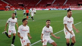 Cầu thủ Sevilla vẫn hướng về khán đài ăn mừng. Ảnh: Getty Images
