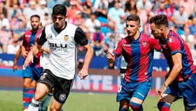 Valencia (trái) bất ngờ để Levante níu chân với tỷ số 1-1. 